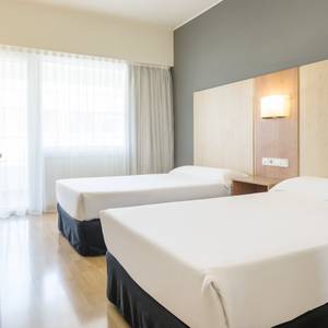 Habitación cuádruple Hotel ILUNION Romareda Zaragoza